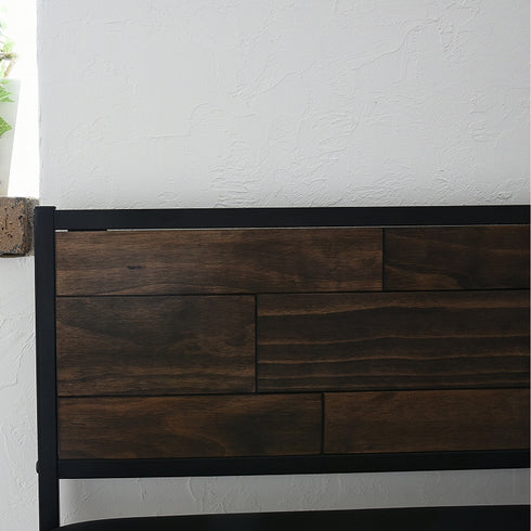 背板は、一枚一枚異なる大きさの板を不規則に組み合わせたDIYのようなデザインで、メンズライクな雰囲気が楽しめます。